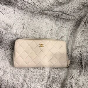 Chanel White Quilted caviar wallet